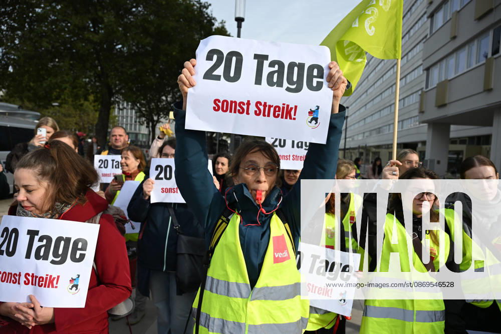 Charite workers strike over working conditions in Berlin BERLIN, GERMANY - OCTOBER 15: Workers at Charite, one of Germany’s largest university hospitals, take part in a warning strike called by the ver.di trade union, demanding better working conditions and reduced workloads, in Berlin, Germany, October 15, 2026. Volodymyr Sindieiev Anadolu Berlin Germany. Editorial use only. Please get in touch for any other usage.