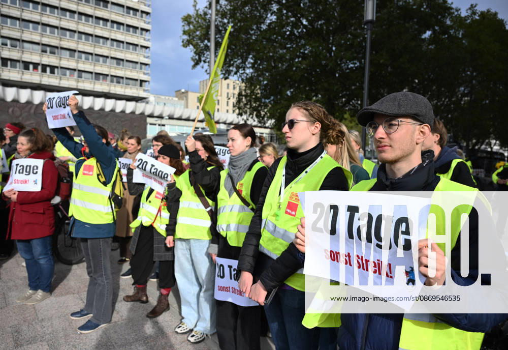 Charite workers strike over working conditions in Berlin BERLIN, GERMANY - OCTOBER 15: Workers at Charite, one of Germany’s largest university hospitals, take part in a warning strike called by the ver.di trade union, demanding better working conditions and reduced workloads, in Berlin, Germany, October 15, 2026. Volodymyr Sindieiev Anadolu Berlin Germany. Editorial use only. Please get in touch for any other usage.