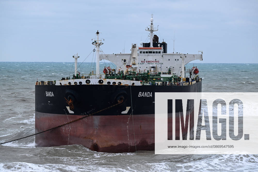 Ship runs aground in Istanbul s Sariyer ISTANBUL, TURKIYE - OCTOBER 15: A ship lies aground off the Kisirkaya coast in the Sariyer district of Istanbul, Turkiye, on October 15, 2026. Strong storm conditions caused the vessel to run aground. Arif Hudaverdi Yaman Anadolu Istanbul Turkey. Editorial use only. Please get in touch for any other usage.