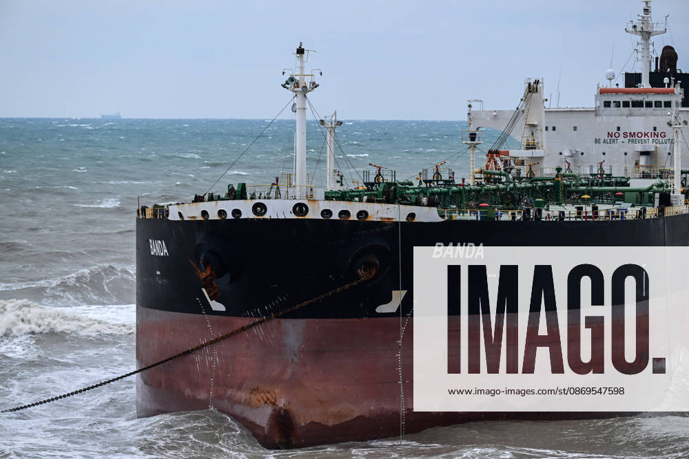 Ship runs aground in Istanbul s Sariyer ISTANBUL, TURKIYE - OCTOBER 15: A ship lies aground off the Kisirkaya coast in the Sariyer district of Istanbul, Turkiye, on October 15, 2026. Strong storm conditions caused the vessel to run aground. Arif Hüdaverdi Yaman Anadolu Istanbul Turkey. Editorial use only. Please get in touch for any other usage.