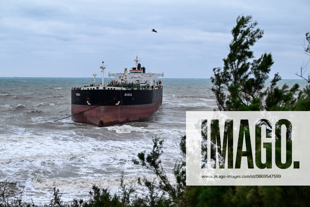 Ship runs aground in Istanbul s Sariyer ISTANBUL, TURKIYE - OCTOBER 15: A ship lies aground off the Kisirkaya coast in the Sariyer district of Istanbul, Turkiye, on October 15, 2026. Strong storm conditions caused the vessel to run aground. Arif Hüdaverdi Yaman Anadolu Istanbul Turkey. Editorial use only. Please get in touch for any other usage.
