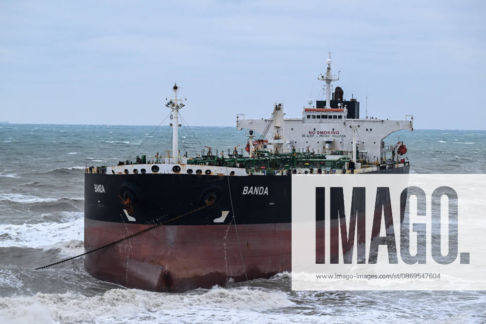 Ship runs aground in Istanbul s Sariyer ISTANBUL, TURKIYE - OCTOBER 15: A ship lies aground off the Kisirkaya coast in the Sariyer district of Istanbul, Turkiye, on October 15, 2026. Strong storm conditions caused the vessel to run aground. Arif Hüdaverdi Yaman Anadolu Istanbul Turkey. Editorial use only. Please get in touch for any other usage.