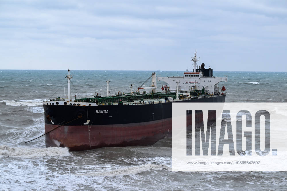 Ship runs aground in Istanbul s Sariyer ISTANBUL, TURKIYE - OCTOBER 15: A ship lies aground off the Kisirkaya coast in the Sariyer district of Istanbul, Turkiye, on October 15, 2026. Strong storm conditions caused the vessel to run aground. Arif Hüdaverdi Yaman Anadolu Istanbul Turkey. Editorial use only. Please get in touch for any other usage.