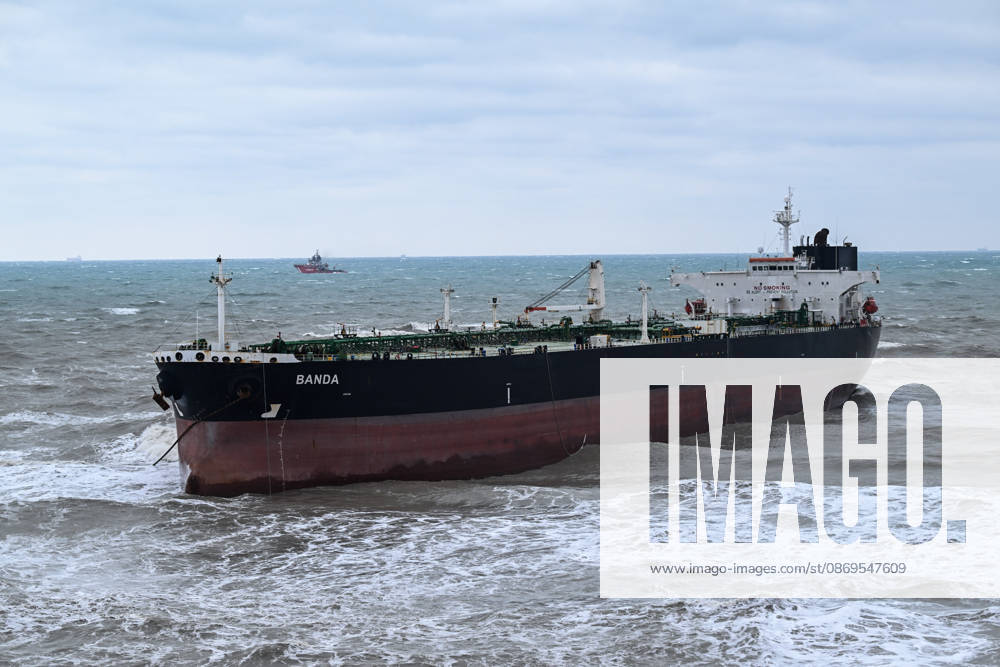 Ship runs aground in Istanbul s Sariyer ISTANBUL, TURKIYE - OCTOBER 15: A ship lies aground off the Kisirkaya coast in the Sariyer district of Istanbul, Turkiye, on October 15, 2026. Strong storm conditions caused the vessel to run aground. Arif Hüdaverdi Yaman Anadolu Istanbul Turkey. Editorial use only. Please get in touch for any other usage.