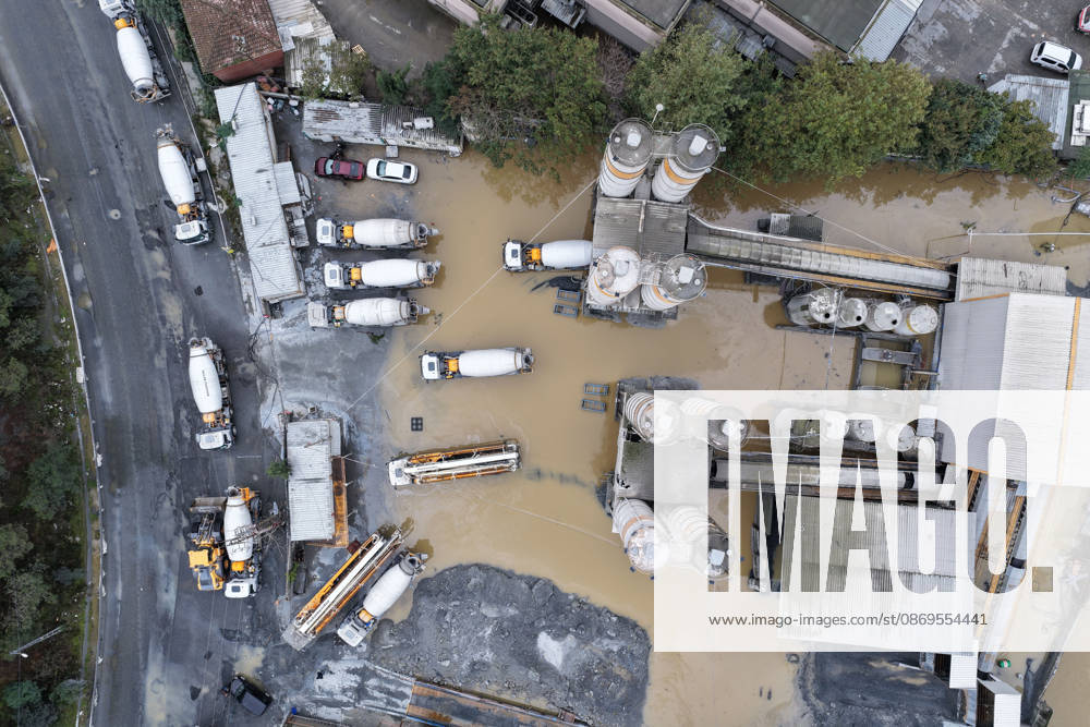 Heavy rainfall causes flooding in Istanbul s Sariyer district ISTANBUL, TURKIYE - OCTOBER 15: An aerial view of flooded roads, industrial facilities and vehicles surrounded by muddy floodwaters following heavy rainfall in the Ayazaga neighborhood of Sariyer district in Istanbul, Turkiye, on October 15, 2026. Rising floodwaters inundate streets and industrial areas, leaving several vehicles stranded and disrupting transportation in the area. Metin Yuksel Kaya Anadolu Istanbul Turkey. Editorial use only. Please get in touch for any other usage.
