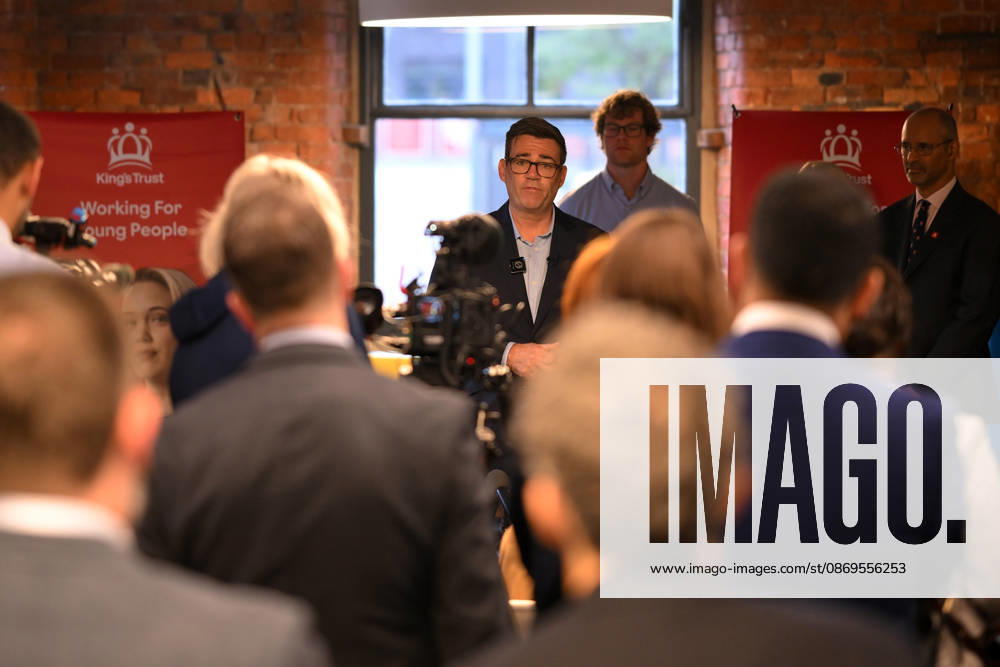 Britain Politics Britain s Prime Minister Andy Burnham speaks to employees during his visit of the King s Trust charity in Manchester, England, Thursday, Oct. 15, 2026., Credit:Avalon.red PA ROTA - B68 Avalon GBR, Manchester