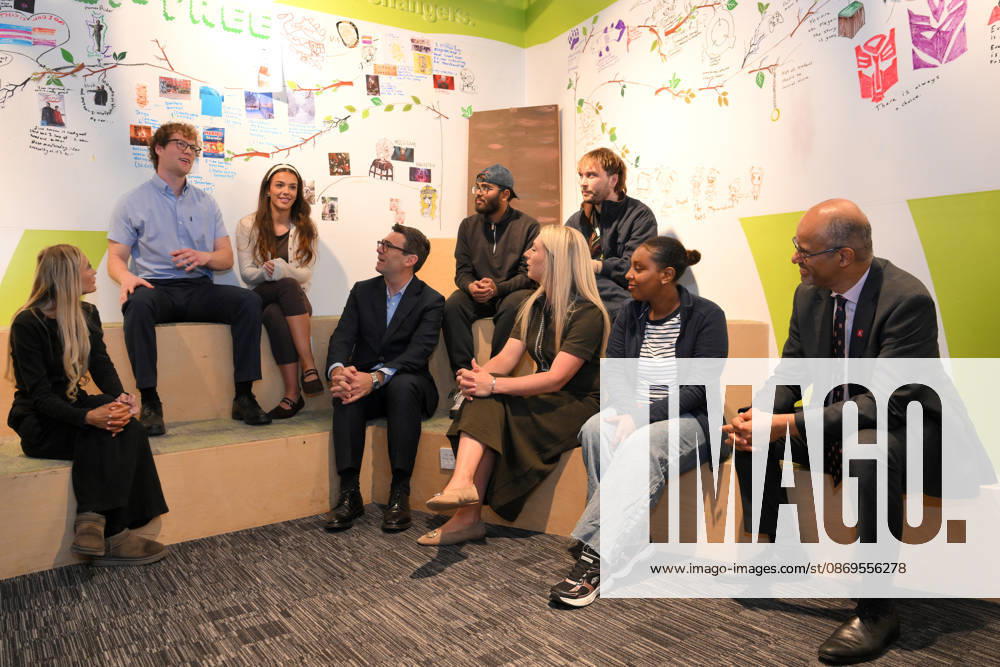 Britain Politics Britain s Prime Minister Andy Burnham sits next to cyclist Laura Kenny as he chats with young people during his visit of the King s Trust charity in Manchester, England, Thursday, Oct. 15, 2026., Credit:Avalon.red PA ROTA - B68 Avalon GBR, Manchester