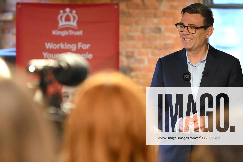 Britain Politics Britain s Prime Minister Andy Burnham speaks to members of staff during his visit of the King s Trust charity in Manchester, England, Thursday, Oct. 15, 2026., Credit:Avalon.red PA ROTA - B68 Avalon GBR, Manchester