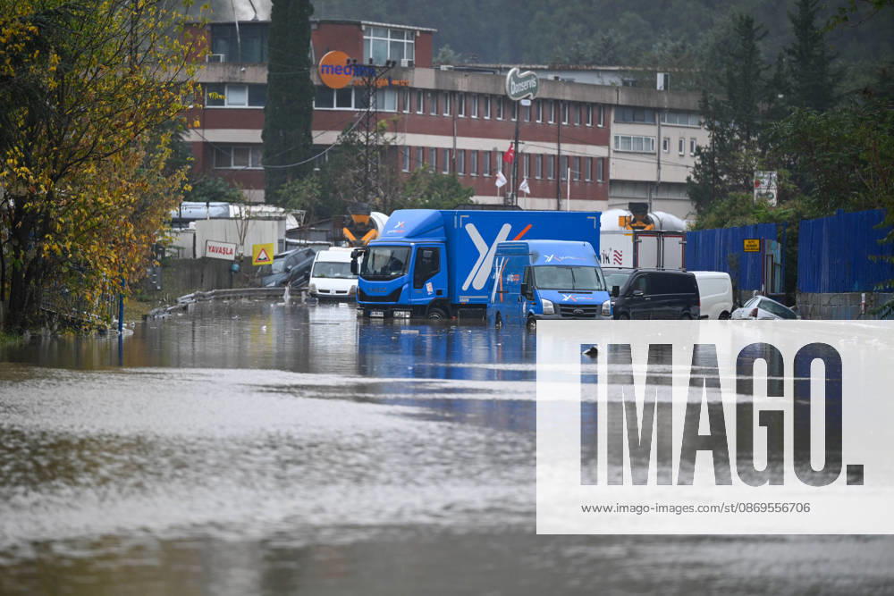 (261015) -- ISTANBUL, Oct. 15, 2026 -- Vehicles are stranded on a road in Sariyer district, Istanbul, T¨¹rkiye, Oct. 15, 2026. Two people died in Istanbul after torrential rain triggered flash floods, with rainfall reaching nearly 200 kg per square meter, authorities said Thursday. ) T?RKIYE-ISTANBUL-HEAVY RAINFALL-FLOODING LiuxLei