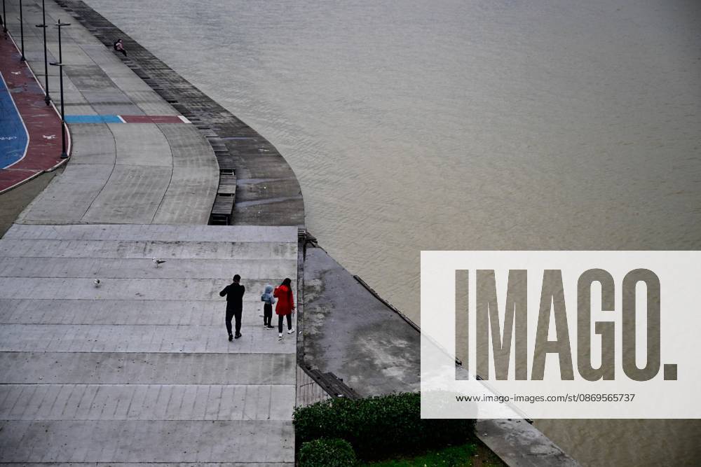 Rain turns waters brown along Istanbul strait ISTANBUL, TURKIYE - OCTOBER 15: Brown-colored water is visible along parts of the Istanbul Strait shoreline and the Golden Horn following heavy rain in the city, on October 15, 2026 in Istanbul, Turkiye. The change in water color was observed in several coastal areas after the downpour. Cem Tekkesinoglu Anadolu Istanbul Turkey. Editorial use only. Please get in touch for any other usage.