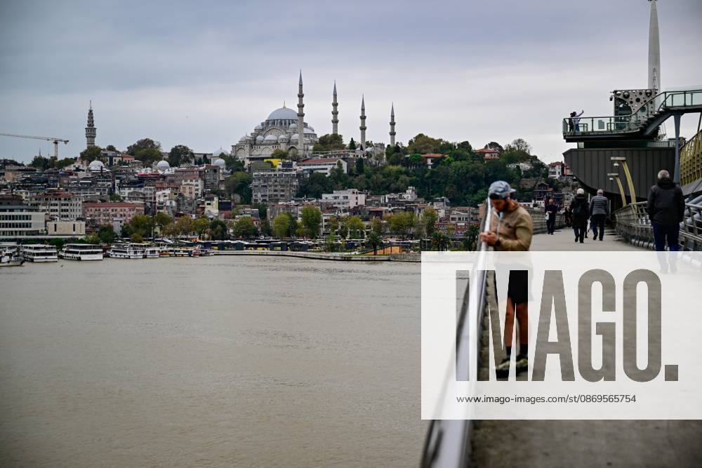 Rain turns waters brown along Istanbul strait ISTANBUL, TURKIYE - OCTOBER 15: Brown-colored water is visible along parts of the Istanbul Strait shoreline and the Golden Horn following heavy rain in the city, on October 15, 2026 in Istanbul, Turkiye. The change in water color was observed in several coastal areas after the downpour. Cem Tekkesinoglu Anadolu Istanbul Turkey. Editorial use only. Please get in touch for any other usage.