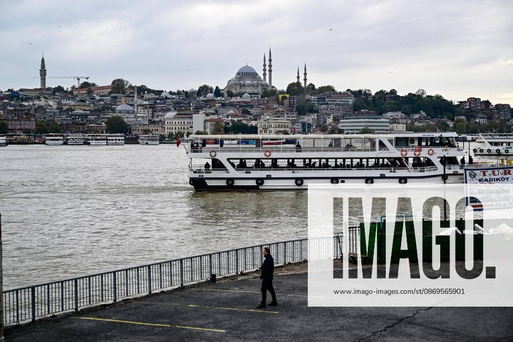 Rain turns waters brown along Istanbul strait ISTANBUL, TURKIYE - OCTOBER 15: Brown-colored water is visible along parts of the Istanbul Strait shoreline and the Golden Horn following heavy rain in the city, on October 15, 2026 in Istanbul, Turkiye. The change in water color was observed in several coastal areas after the downpour. Cem Tekkesinoglu Anadolu Istanbul Turkey. Editorial use only. Please get in touch for any other usage.