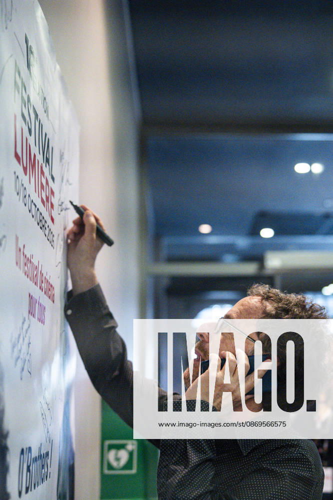 PEOPLE : Festival Lumiere - Lyon 15 10 2026 Ethan Cohen, the 2026 Lumière Award winner, signs the official poster of the 18th Lumière Film Festival in Lyon (France) on October 15, 2026. Photo by Sandrine Thesillat PsNewZ