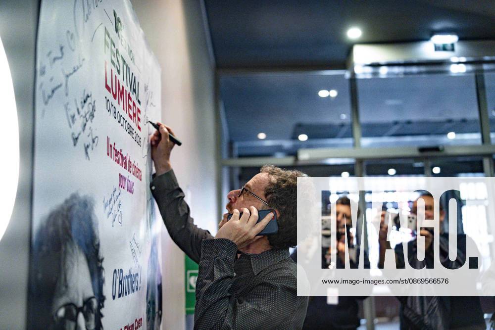 PEOPLE : Festival Lumiere - Lyon 15 10 2026 Ethan Cohen, the 2026 Lumière Award winner, signs the official poster of the 18th Lumière Film Festival in Lyon (France) on October 15, 2026. Photo by Sandrine Thesillat PsNewZ
