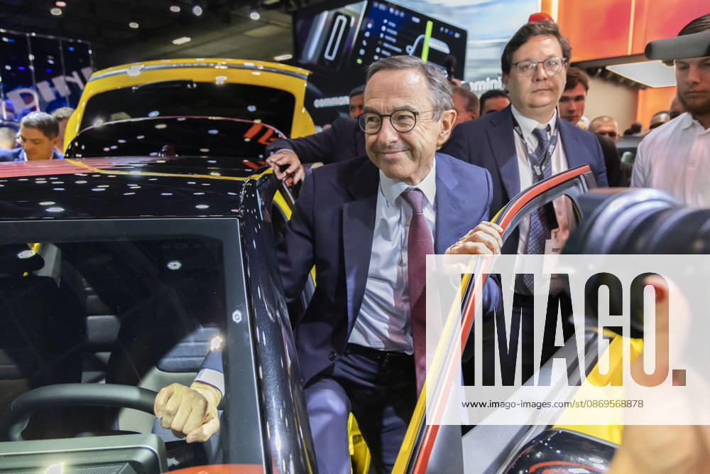 Paris, France October 15, 2026 - Paris Motor Show - Bruno Retailleau POLITIQUE, RETAILLEAU, LR, LES REPUBLICAINS, CAMPAGNE ELECTORALE, SALON DE L AUTOMOBILE, VOITURE, ECONOMIE, CONDUITE, PERMIS DE CONDUIRE, CONDUCTEUR, RENAULT