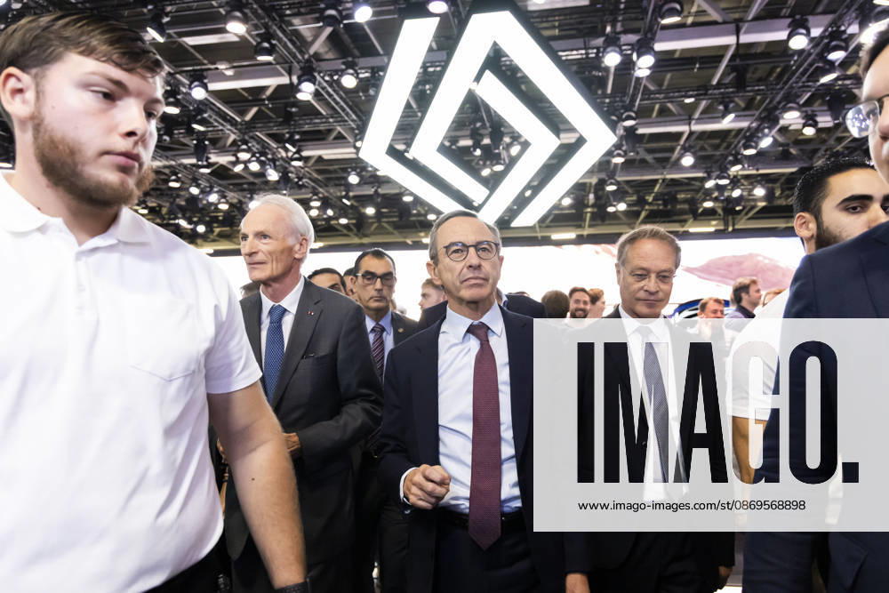 Paris, France October 15, 2026 - Paris Motor Show - Francois Asselin, Bruno Retailleau, Jean-Dominique Senard POLITIQUE, RETAILLEAU, LR, LES REPUBLICAINS, CAMPAGNE ELECTORALE, SALON DE L AUTOMOBILE, VOITURE, ECONOMIE, RENAULT