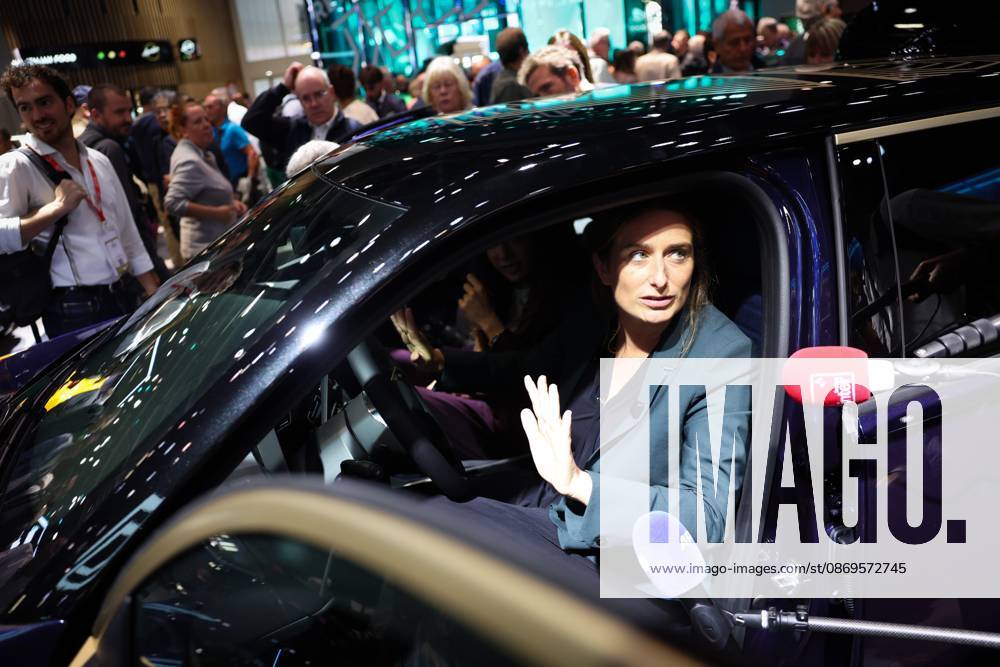 PARIS AUTO SHOW PHOTOPQR LE PARISIEN Le Parisien Arnaud Journois PARIS Oct. 15, 2026 Paris, October 15, 2026 Mondial de l2026 Marine Tondelier, National Secretary of Les Écologistes and presidential candidate, at the Renault booth. Photo: Le Parisien, Arnaud Journois, Oct. 15, 2026. Paris Motor Show, PARIS 75, France