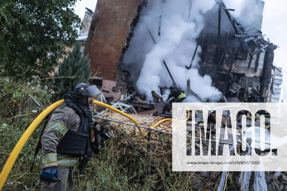 Russian guided-bomb attack in Sloviansk SLOVIANSK, UKRAINE - OCTOBER 15: Ukrainian rescue workers and firefighters are trying to locate Olya’s body under the rubble of a residential building following a Russian guided-bomb attack in Sloviansk, Ukraine, on 15 October 2026 Diego Herrera Carcedo Anadolu Sloviansk Ukraine. Editorial use only. Please get in touch for any other usage.