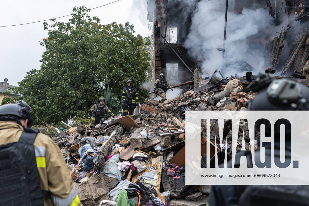 Russian guided-bomb attack in Sloviansk SLOVIANSK, UKRAINE - OCTOBER 15: Ukrainian rescue workers and firefighters are trying to locate Olya’s body under the rubble of a residential building following a Russian guided-bomb attack in Sloviansk, Ukraine, on 15 October 2026 Diego Herrera Carcedo Anadolu Sloviansk Ukraine. Editorial use only. Please get in touch for any other usage.