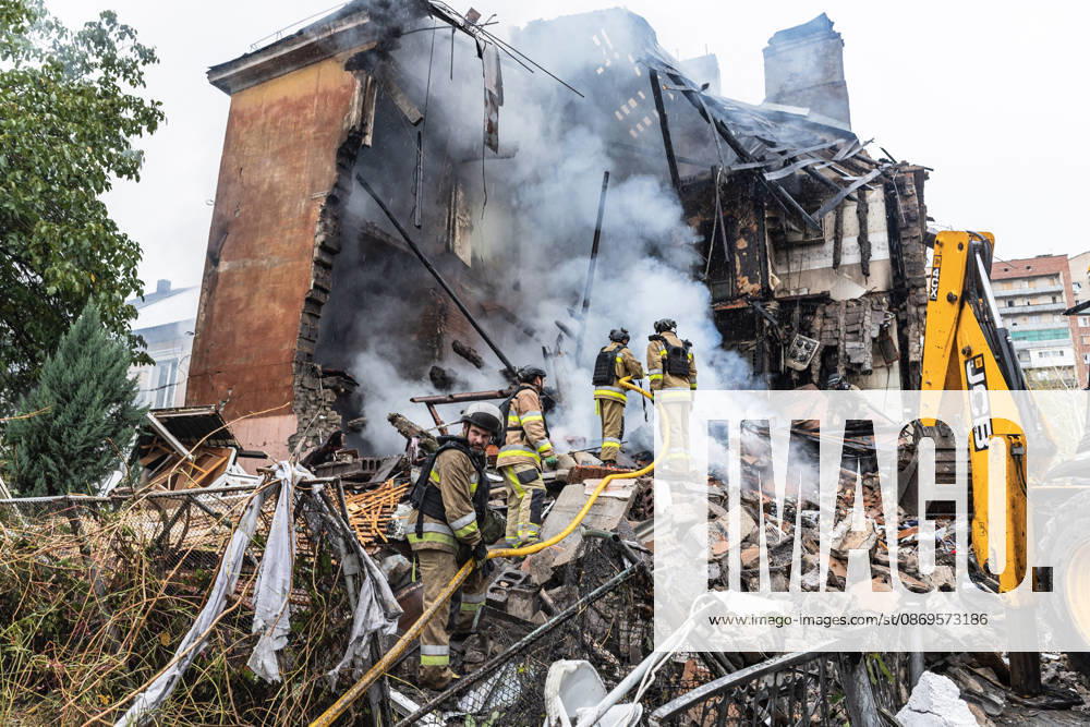 Russian guided-bomb attack in Sloviansk SLOVIANSK, UKRAINE - OCTOBER 15: Ukrainian rescue workers and firefighters are trying to locate Olya’s body under the rubble of a residential building following a Russian guided-bomb attack in Sloviansk, Ukraine, on 15 October 2026 Diego Herrera Carcedo Anadolu Sloviansk Ukraine. Editorial use only. Please get in touch for any other usage.