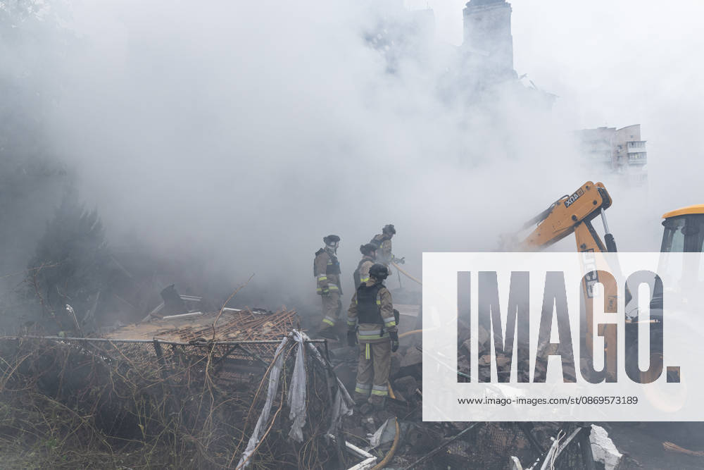 Russian guided-bomb attack in Sloviansk SLOVIANSK, UKRAINE - OCTOBER 15: Ukrainian rescue workers and firefighters are trying to locate Olya’s body under the rubble of a residential building following a Russian guided-bomb attack in Sloviansk, Ukraine, on 15 October 2026 Diego Herrera Carcedo Anadolu Sloviansk Ukraine. Editorial use only. Please get in touch for any other usage.