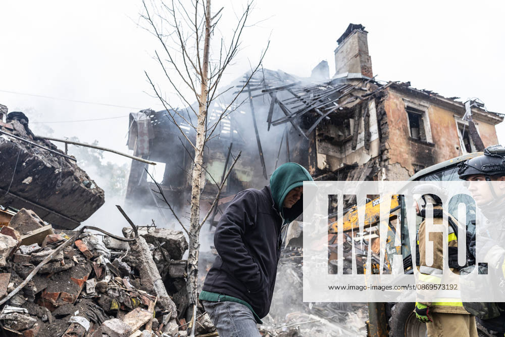 Russian guided-bomb attack in Sloviansk SLOVIANSK, UKRAINE - OCTOBER 15: Ukrainian rescue workers and firefighters are trying to locate Olya’s body under the rubble of a residential building following a Russian guided-bomb attack in Sloviansk, Ukraine, on 15 October 2026 Diego Herrera Carcedo Anadolu Sloviansk Ukraine. Editorial use only. Please get in touch for any other usage.