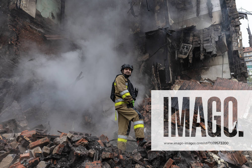 Russian guided-bomb attack in Sloviansk SLOVIANSK, UKRAINE - OCTOBER 15: Ukrainian rescue workers and firefighters are trying to locate Olya’s body under the rubble of a residential building following a Russian guided-bomb attack in Sloviansk, Ukraine, on 15 October 2026 Diego Herrera Carcedo Anadolu Sloviansk Ukraine. Editorial use only. Please get in touch for any other usage.