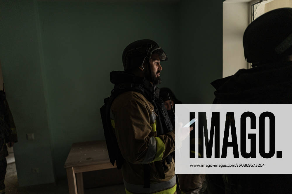 Russian guided-bomb attack in Sloviansk SLOVIANSK, UKRAINE - OCTOBER 15: Rescue workers and krainian firefighters take cover from a Russian air strike whilst trying to locate Olya’s body under the rubble of a residential building, following a Russian attack with guided bombs in Sloviansk, Ukraine, on 15 October 2026 Diego Herrera Carcedo Anadolu Sloviansk Ukraine. Editorial use only. Please get in touch for any other usage.