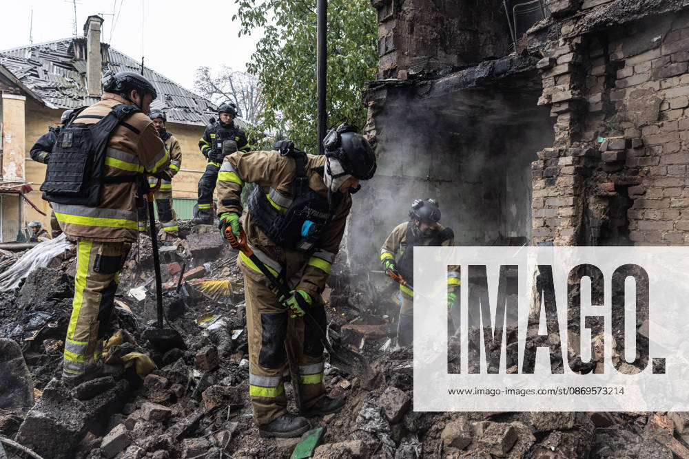 Russian guided-bomb attack in Sloviansk SLOVIANSK, UKRAINE - OCTOBER 15: Ukrainian rescue workers and firefighters are trying to locate Olya’s body under the rubble of a residential building following a Russian guided-bomb attack in Sloviansk, Ukraine, on 15 October 2026 Diego Herrera Carcedo Anadolu Sloviansk Ukraine. Editorial use only. Please get in touch for any other usage.
