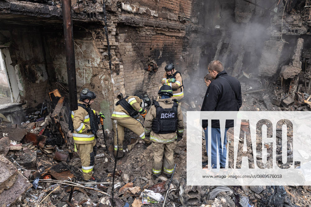 Russian Guided-Bomb Attack in Sloviansk SLOVIANSK, UKRAINE - OCTOBER 15: Ukrainian rescue workers and firefighters are trying to locate Olya’s body under the rubble of a residential building following a Russian guided-bomb attack in Sloviansk, Ukraine, on 15 October 2026 Diego Herrera Carcedo Anadolu Sloviansk Ukraine. Editorial use only. Please get in touch for any other usage.