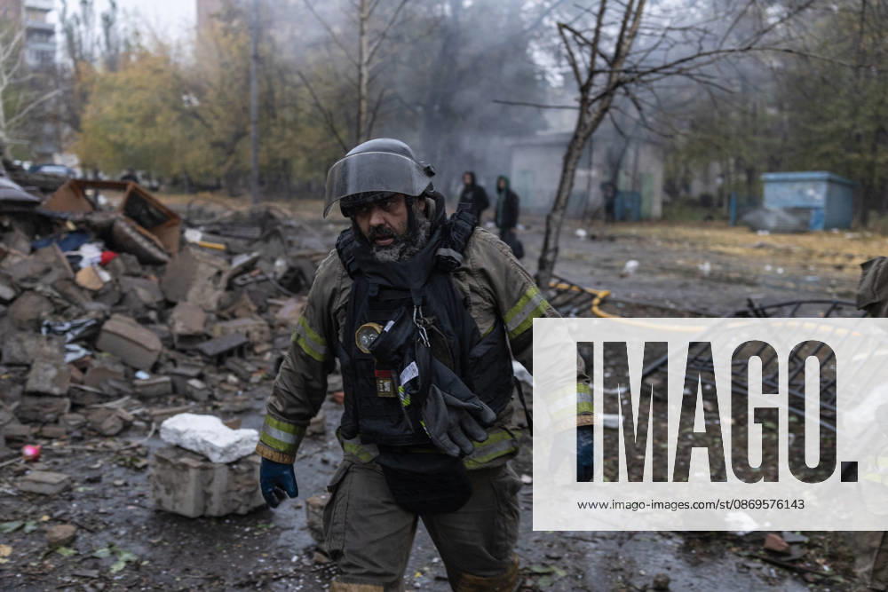 Russian Guided-Bomb Attack in Sloviansk SLOVIANSK, UKRAINE - OCTOBER 15: Ukrainian rescue workers and firefighters are trying to locate Olya’s body under the rubble of a residential building following a Russian guided-bomb attack in Sloviansk, Ukraine, on 15 October 2026 Diego Herrera Carcedo Anadolu Sloviansk Ukraine. Editorial use only. Please get in touch for any other usage.