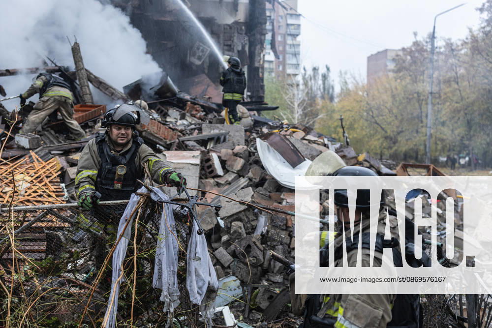 Russian Guided-Bomb Attack in Sloviansk SLOVIANSK, UKRAINE - OCTOBER 15: Ukrainian rescue workers and firefighters are trying to locate Olya’s body under the rubble of a residential building following a Russian guided-bomb attack in Sloviansk, Ukraine, on 15 October 2026 Diego Herrera Carcedo Anadolu Sloviansk Ukraine. Editorial use only. Please get in touch for any other usage.