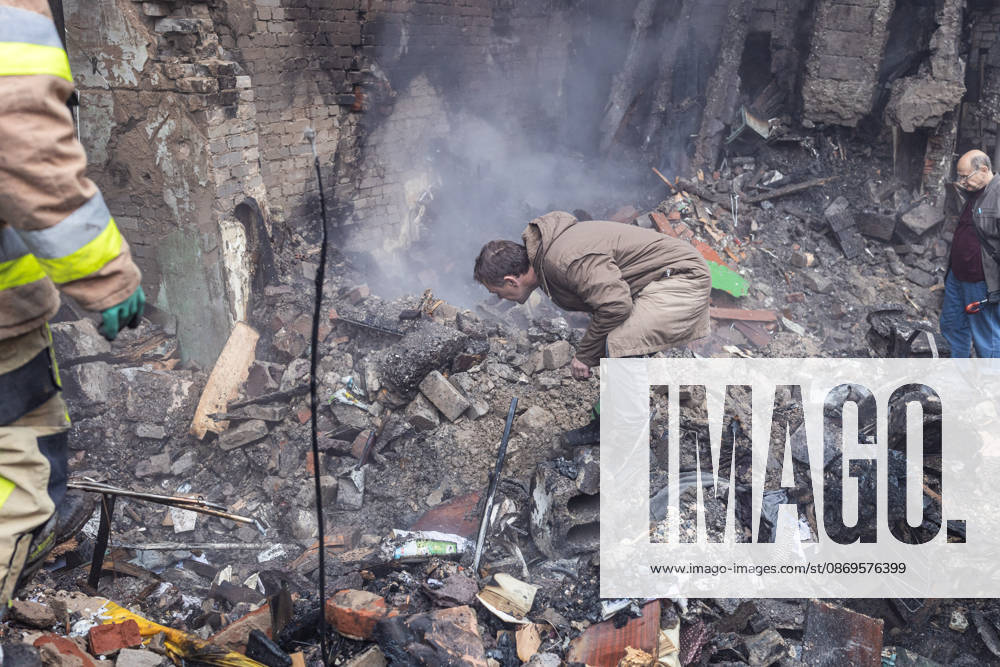 Russian Guided-Bomb Attack in Sloviansk SLOVIANSK, UKRAINE - OCTOBER 15:Olya’s husband looks at his wife’s body under the rubble of a residential building following a Russian attack with guided bombs in Sloviansk, Ukraine, on 15 October 2026 Diego Herrera Carcedo Anadolu Sloviansk Ukraine. Editorial use only. Please get in touch for any other usage.