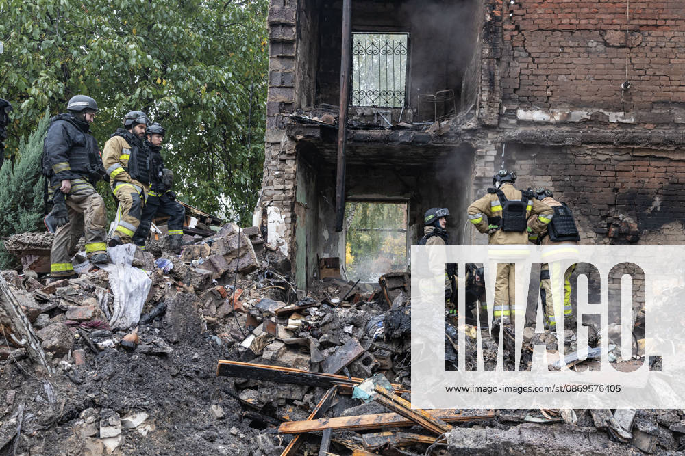 Russian Guided-Bomb Attack in Sloviansk SLOVIANSK, UKRAINE - OCTOBER 15: Ukrainian rescue workers and firefighters are trying to locate Olya’s body under the rubble of a residential building following a Russian guided-bomb attack in Sloviansk, Ukraine, on 15 October 2026 Diego Herrera Carcedo Anadolu Sloviansk Ukraine. Editorial use only. Please get in touch for any other usage.