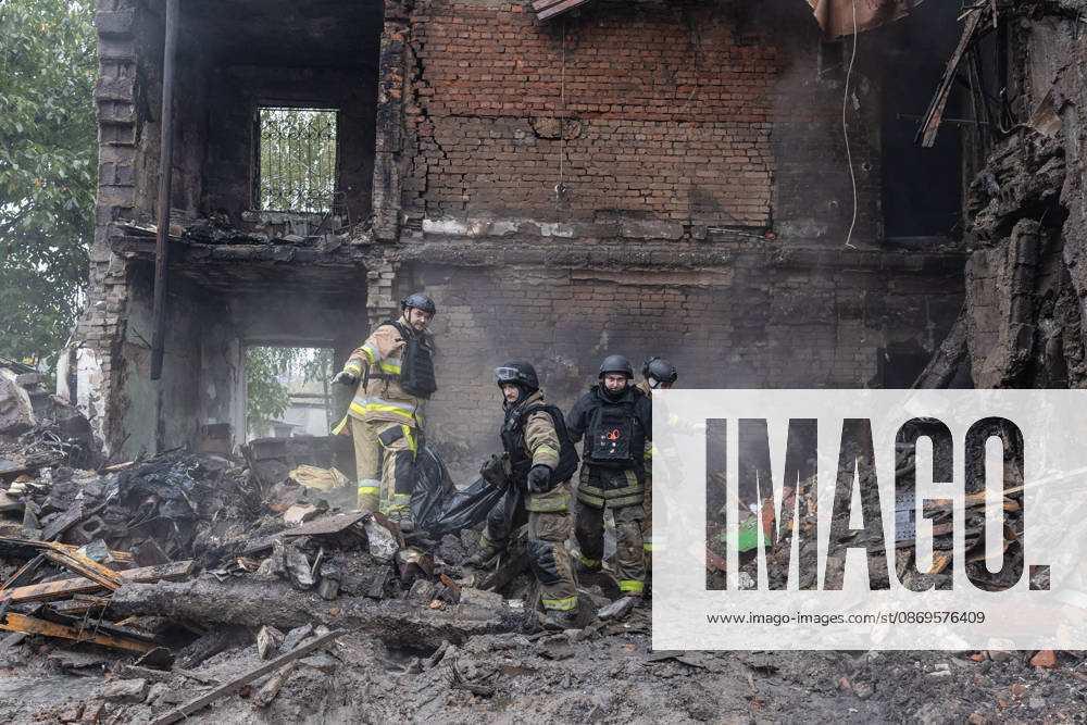 Russian Guided-Bomb Attack in Sloviansk SLOVIANSK, UKRAINE - OCTOBER 15: Firefighters carry Olya’s body, found under the rubble of a residential building following a Russian guided-missile attack in Sloviansk, Ukraine, on 15 October 2026 Diego Herrera Carcedo Anadolu Sloviansk Ukraine. Editorial use only. Please get in touch for any other usage.