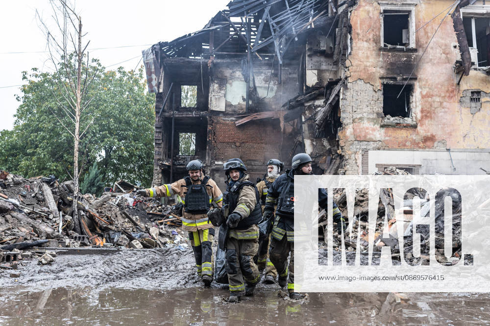 Russian Guided-Bomb Attack in Sloviansk SLOVIANSK, UKRAINE - OCTOBER 15: Firefighters carry Olya’s body, found under the rubble of a residential building following a Russian guided-missile attack in Sloviansk, Ukraine, on 15 October 2026 Diego Herrera Carcedo Anadolu Sloviansk Ukraine. Editorial use only. Please get in touch for any other usage.