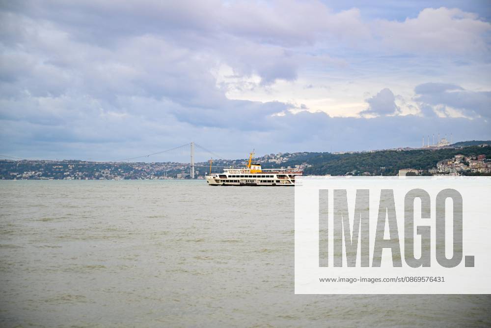 Rain turns waters brown along Istanbul strait ISTANBUL, TURKIYE - OCTOBER 15: Brown-colored water is visible along parts of the Istanbul Strait shoreline and the Golden Horn following heavy rain in the city, on October 15, 2026 in Istanbul, Turkiye. The change in water color was observed in several coastal areas after the downpour. Cem Tekkesinoglu Anadolu Istanbul Turkey. Editorial use only. Please get in touch for any other usage.