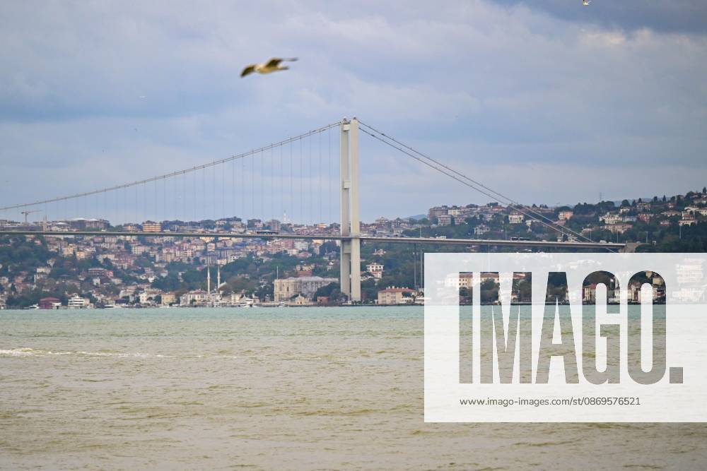 Rain turns waters brown along Istanbul strait ISTANBUL, TURKIYE - OCTOBER 15: Brown-colored water is visible along parts of the Istanbul Strait shoreline and the Golden Horn following heavy rain in the city, on October 15, 2026 in Istanbul, Turkiye. The change in water color was observed in several coastal areas after the downpour. Cem Tekkesinoglu Anadolu Istanbul Turkey. Editorial use only. Please get in touch for any other usage.