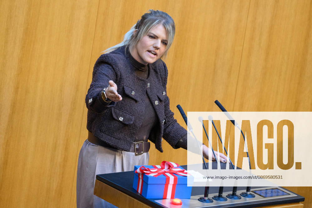 Vienna, October 15, 2026—103rd Session of the National Council PHOTO: Rep. Lisa Aldali (NEOS) with a gift for the FPÖ 103rd Session of the National Council National Council, National Council session, parliamentary session, parliament, plenary session 103rd Session of the National Council