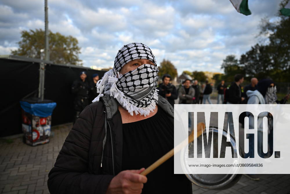 Pro-Palestinian Protest in Netherlands ahead of AZ Alkmaar-Hapoel Be’er Sheva match ALKMAAR, NETHERLANDS - OCTOBER 15: Pro-Palestinian demonstrator groups gather near AFAS Stadium to protest the UEFA Europa League football match between AZ Alkmaar and Hapoel Be er Sheva in Alkmaar, Netherlands on October 15, 2026. Security measures were heightened around the venue during the protest ahead of the match. Mouneb Taim Anadolu Alkmaar Netherlands. Editorial use only. Please get in touch for any other usage.
