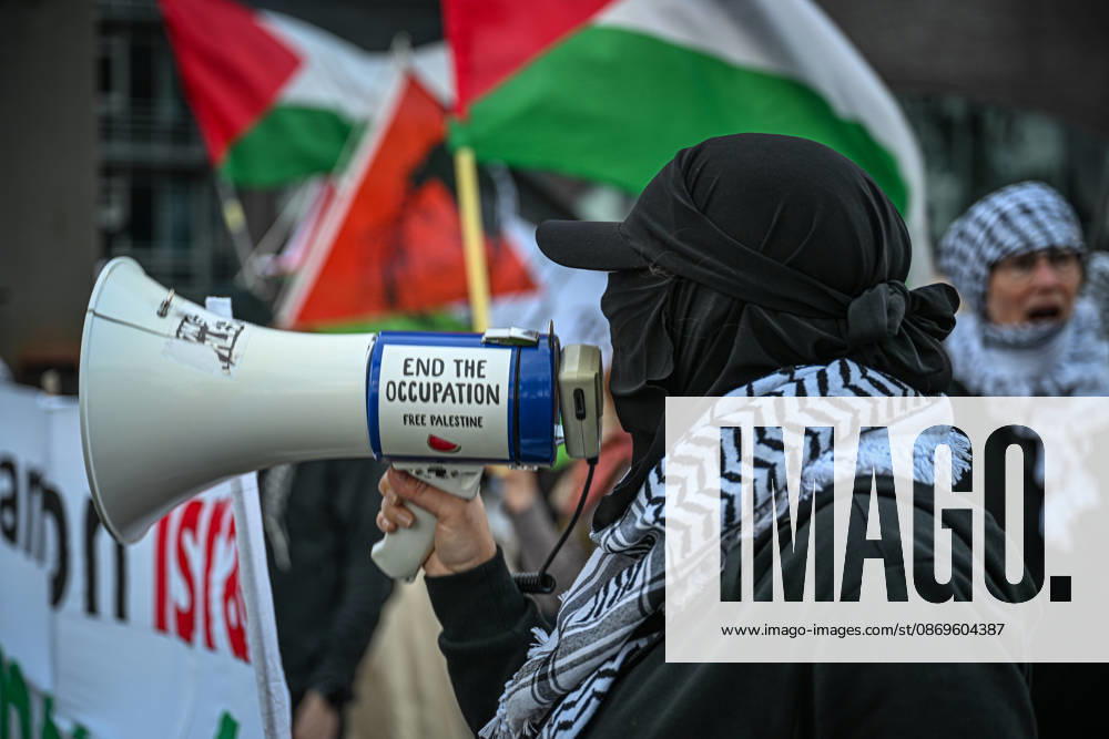 Pro-Palestinian protest in Netherlands ahead of AZ Alkmaar-Hapoe ALKMAAR, NETHERLANDS - OCTOBER 15: Pro-Palestinian demonstrator groups gather near AFAS Stadium to protest the UEFA Europa League football match between AZ Alkmaar and Hapoel Be er Sheva in Alkmaar, Netherlands on October 15, 2026. Security measures were heightened around the venue during the protest ahead of the match. Mouneb Taim Anadolu Alkmaar Netherlands. Editorial use only. Please get in touch for any other usage.