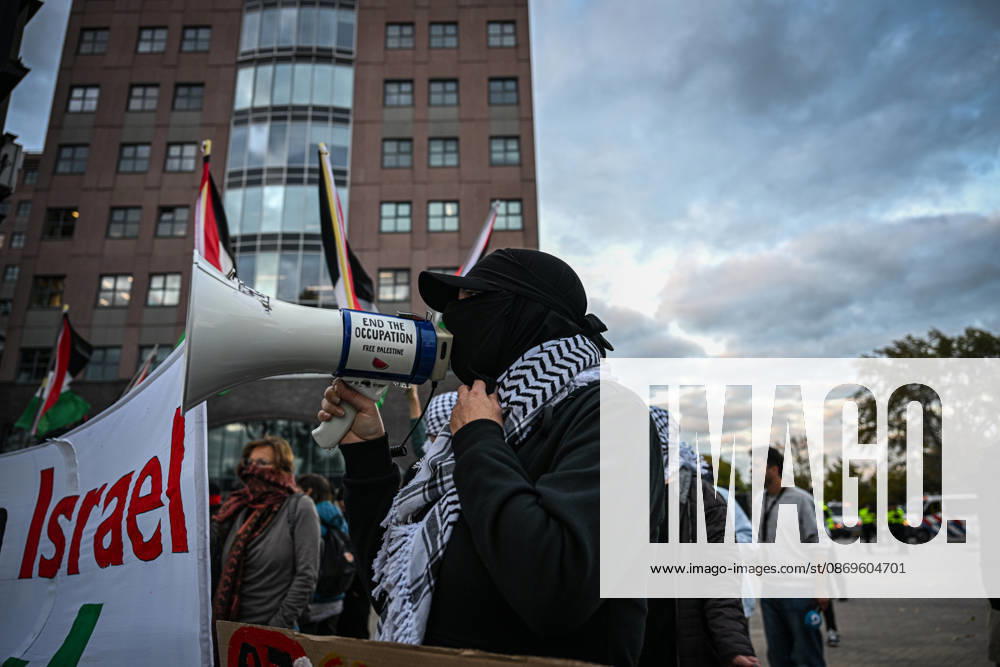 Pro-Palestinian protest in Netherlands ahead of AZ Alkmaar-Hapoe ALKMAAR, NETHERLANDS - OCTOBER 15: Pro-Palestinian demonstrator groups gather near AFAS Stadium to protest the UEFA Europa League football match between AZ Alkmaar and Hapoel Be er Sheva in Alkmaar, Netherlands on October 15, 2026. Security measures were heightened around the venue during the protest ahead of the match. Mouneb Taim Anadolu Alkmaar Netherlands. Editorial use only. Please get in touch for any other usage.