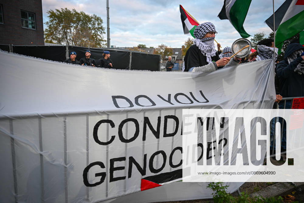 Pro-Palestinian protest in Netherlands ahead of AZ Alkmaar-Hapoe ALKMAAR, NETHERLANDS - OCTOBER 15: Pro-Palestinian demonstrator groups gather near AFAS Stadium to protest the UEFA Europa League football match between AZ Alkmaar and Hapoel Be er Sheva in Alkmaar, Netherlands on October 15, 2026. Security measures were heightened around the venue during the protest ahead of the match. Mouneb Taim Anadolu Alkmaar Netherlands. Editorial use only. Please get in touch for any other usage.