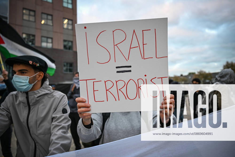 Pro-Palestinian protest in Netherlands ahead of AZ Alkmaar-Hapoe ALKMAAR, NETHERLANDS - OCTOBER 15: Pro-Palestinian demonstrator groups gather near AFAS Stadium to protest the UEFA Europa League football match between AZ Alkmaar and Hapoel Be er Sheva in Alkmaar, Netherlands on October 15, 2026. Security measures were heightened around the venue during the protest ahead of the match. Mouneb Taim Anadolu Alkmaar Netherlands. Editorial use only. Please get in touch for any other usage.