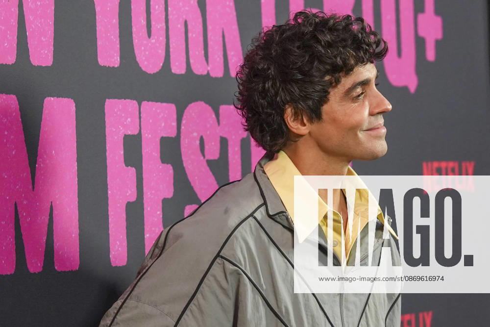 Javier Ambrossi, one of the directors of the Spanish film La bola negra , poses during the film s red carpet event in New York, United States, 15 October 2026. Red carpet for the Spanish film La bola negra !ACHTUNG: NUR REDAKTIONELLE NUTZUNG!