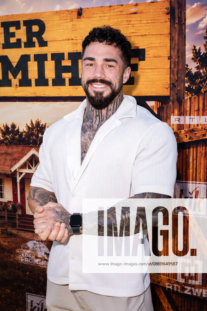Rene Hildebrand at the premiere of Season 2 of the reality TV show *Der Promihof* at the Gertrudenhof adventure farm in Hürth, October 14, 2026 Foto:xT.xFuturexImagex promihof_6010