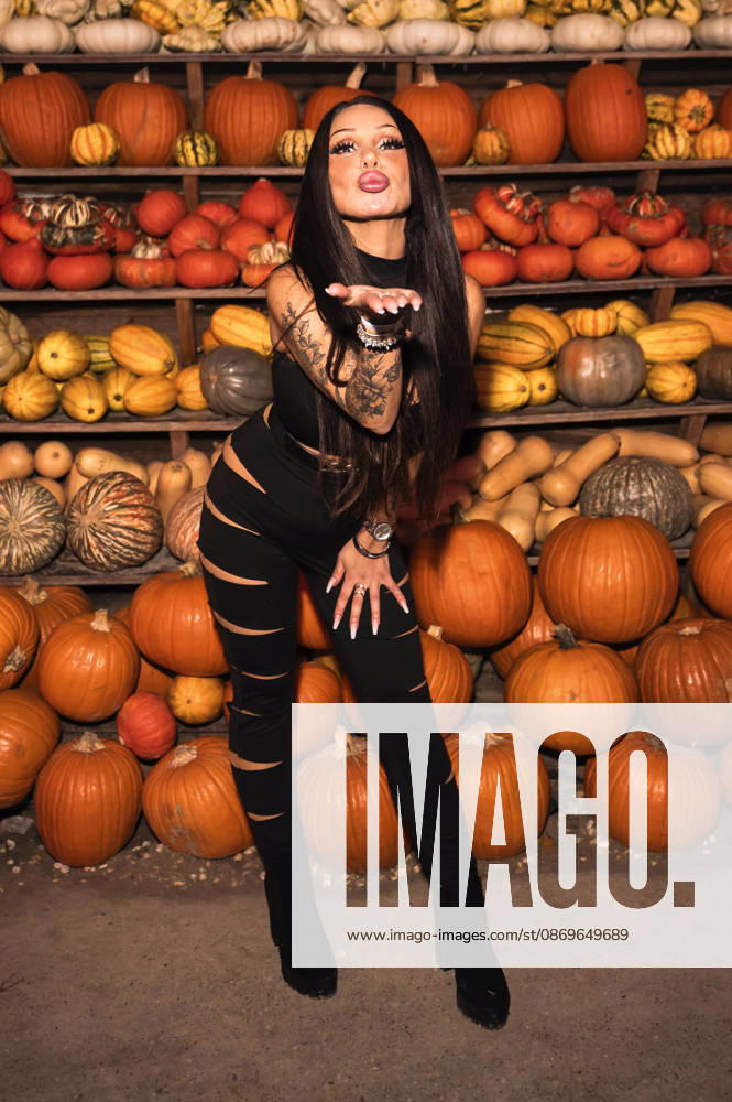 Pinar Sevim at the premiere of Season 2 of the reality TV show *Der Promihof* at the Gertrudenhof adventure farm in Hürth, October 14, 2026 Foto:xT.xFuturexImagex promihof_6054