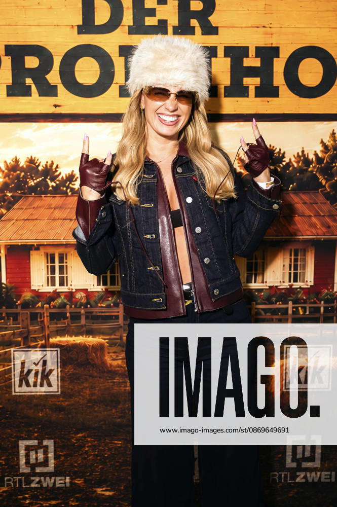 Julia Römmelt at the premiere of Season 2 of the reality TV show *Der Promihof* at the Gertrudenhof adventure farm in Hürth, October 14, 2026 Foto:xT.xFuturexImagex promihof_6056