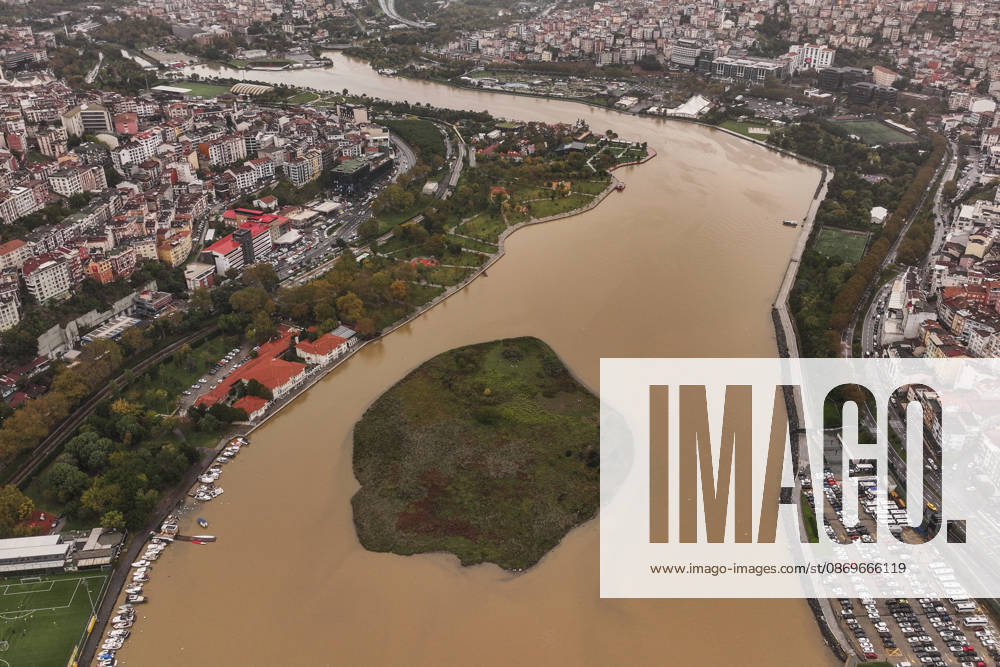Heavy rain turns Istanbul’s coastal waters brown ISTANBUL, TURKIYE - OCTOBER 16: An aerial view of the brown-colored waters along parts of the Bosphorus and the Golden Horn in Istanbul, Turkiye, following heavy rainfall, on October 16, 2026. Hakan Akgun Anadolu Istanbul Turkey. Editorial use only. Please get in touch for any other usage.