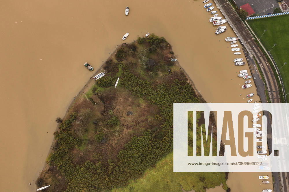 Heavy rain turns Istanbul’s coastal waters brown ISTANBUL, TURKIYE - OCTOBER 16: An aerial view of the brown-colored waters along parts of the Bosphorus and the Golden Horn in Istanbul, Turkiye, following heavy rainfall, on October 16, 2026. Hakan Akgun Anadolu Istanbul Turkey. Editorial use only. Please get in touch for any other usage.